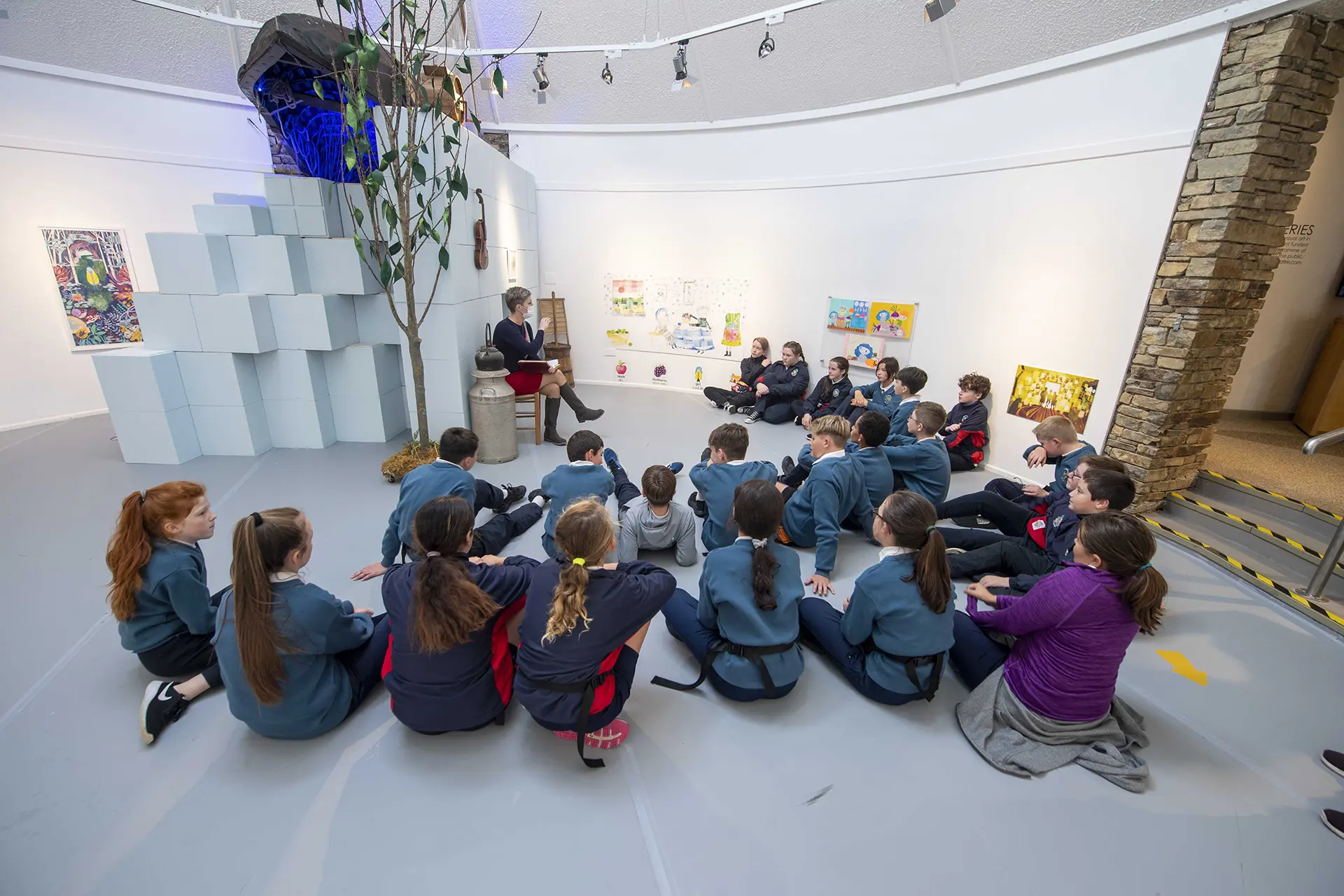 Olivia Hope reading to the children of Scoil Eoin Balloonagh 4 copy