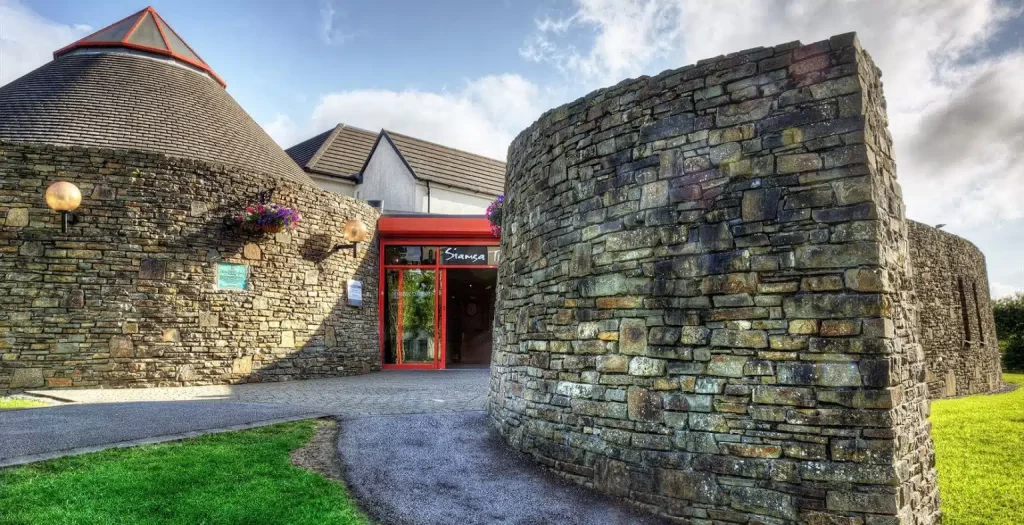 Front Door Dramatic 1660x850 Jpg 1536x787.jpg