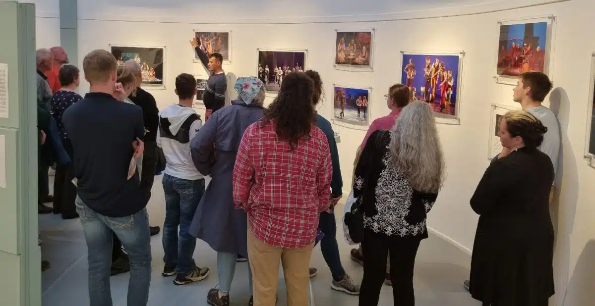 Guided Tour Gallery Productions EXH1660 e1663666163744.jpg